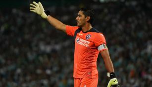 Jesús Corona durante un partido del Cruz Azul