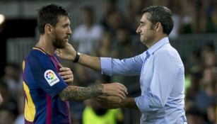Lionel Messi y Ernesto Valverde en saludo 