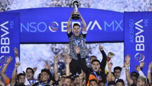 Arturo Ledesma, capitán de Alebrijes, en festejo con el trofeo de campeón