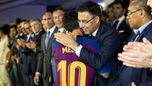 Josep Maria Bartomeu, mandatario blaugrana, con Lionel Messi