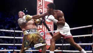 Anthony Joshua impacta el rostro del pugilista mexicoamericano