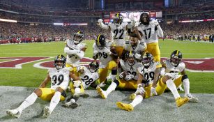 Jugadores de Steelers celebrando la victoria ante Cardinals