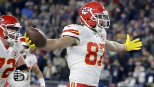 Travis Kelce festeja una anotación contra New England