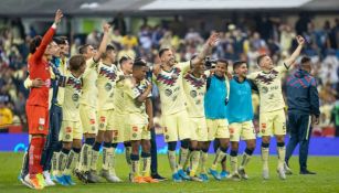 Jugadores de América festejan con afición