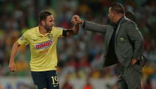 Miguel Layún y Turco Mohamed celebrando gol