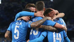 Jugadores del Napoli celebran un gol contra el Genk