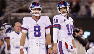 Daniel Jones y Eli Manning, durante un juego de los Giants