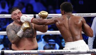 Andy Ruiz es impactado por un golpe de Anthony Joshua