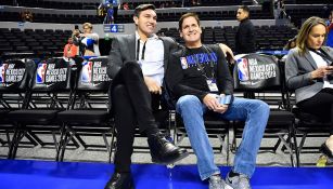 Eduardo Nájera junto a Mark Cuban