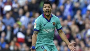 Suárez reclama en el partido ante Real Sociedad