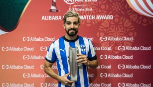 Rodolfo Pizarro con el trofeo de Mejor Jugador del Partido