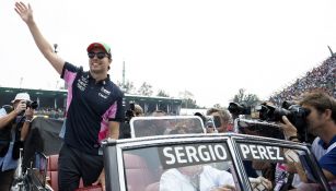 Checo Pérez saluda a la afición en el Autódromo Hermanos Rdgz.