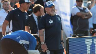 Maradona dirige un partido de Gimnasia y Esgrima