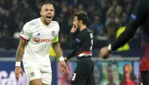 Depay le grita a sus compañeros durante un juego de Europa League 