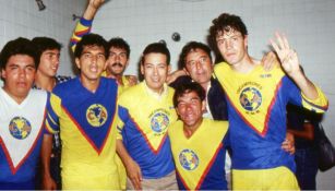 Jugadores del América festejando el título en PRODE 1985