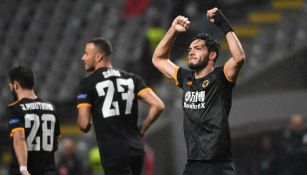 Raúl Jiménez celebrando un gol con los Wolves