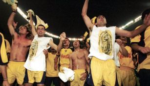 Jugadores de las Águilas celebran el título azulcrema de 2002