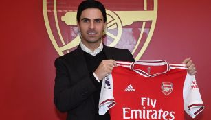 Mikel Arteta posa con la camiseta del Arsenal 