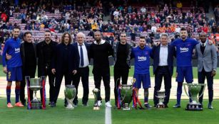 Jugadores posan con los seis trofeos del Barcelona 