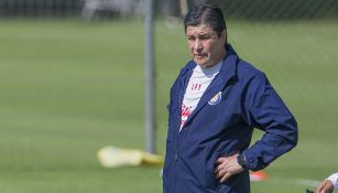 Luis Fernando Tena observa el entrenamiento de Chivas