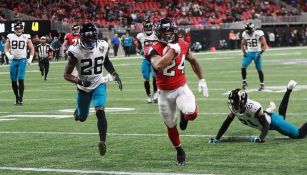 Devonta Freeman se escapa con el ovoide