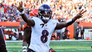 Lamar Jackson festeja un pase para touchdown