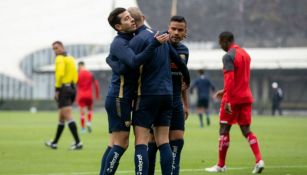 Jugadores de Pumas celebrando una anotación en Cantera