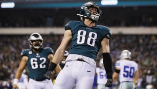 Dallas Goedert festejando tras anotarle a Cowboys