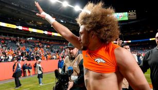  Phillip Lindsay saluda a los fans tras la victoria