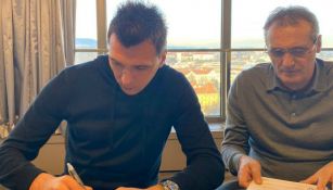  Mario Mandzukic firmando contrato