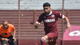 Marcelino Moreno durante un duelo con Lanús 