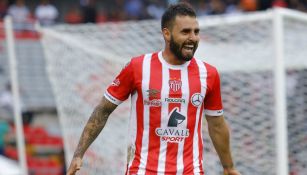 Felipe Gallegos celebrando un gol con Necaxa