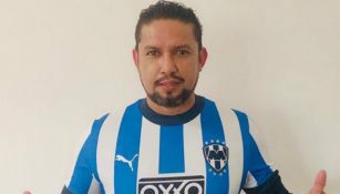 Jesús Arellano apoyando a Rayados