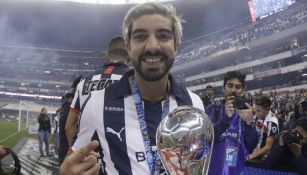 Pizarro celebra el título de Monterrey en el Azteca