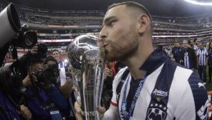 Janssen besa la copa de Campeón en el Azteca 