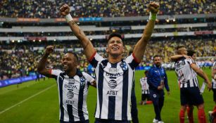 Maxi Meza levantando los brazos con la afición de Rayados 