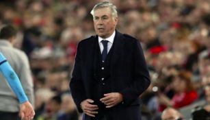 Carlo Ancelotti dirigiendo un partido 