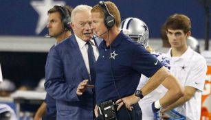 Jerry Jones y Jason Garrett durante un partido de los Cowboys