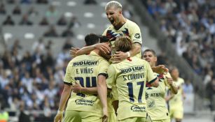 Jugadores del América celebrando un gol