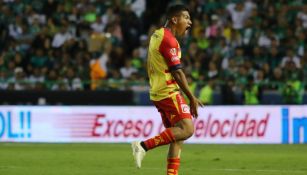 Edison Flores celebrando un gol con Morelia
