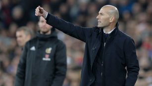 Zidane da una indicación en un partido del Real Madrid