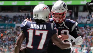 Antonio Brown, en festejo con Tom Brady, durante su etapa con Patriots