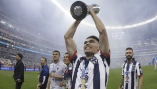 Johan Vásquez levantando el título del Apertura 2019 con Rayados