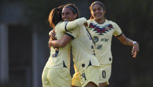 Jugadoras del América celebran una anotación