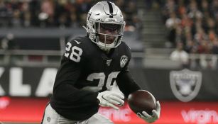 Josh Jacobs durante un juego de los Raiders