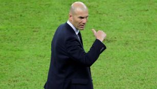 Zidane levanta el pulgar en el juego entre el Madrid y el Valencia