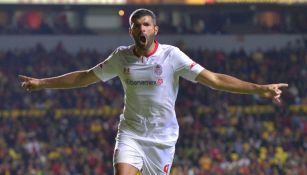 Emmanuel Gigliotti celebrando su anotación con Toluca ante Monarcas Morelia