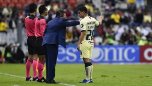 Miguel Herrera dándola indicaciones de Richard Sánchez