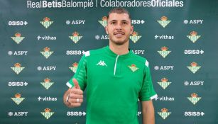 Guido Rodríguez luce la playera del Real Betis