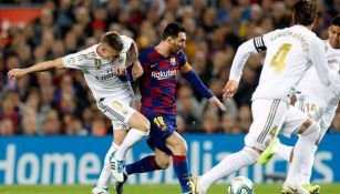 Messi disputa un balón en el Clásico Español
